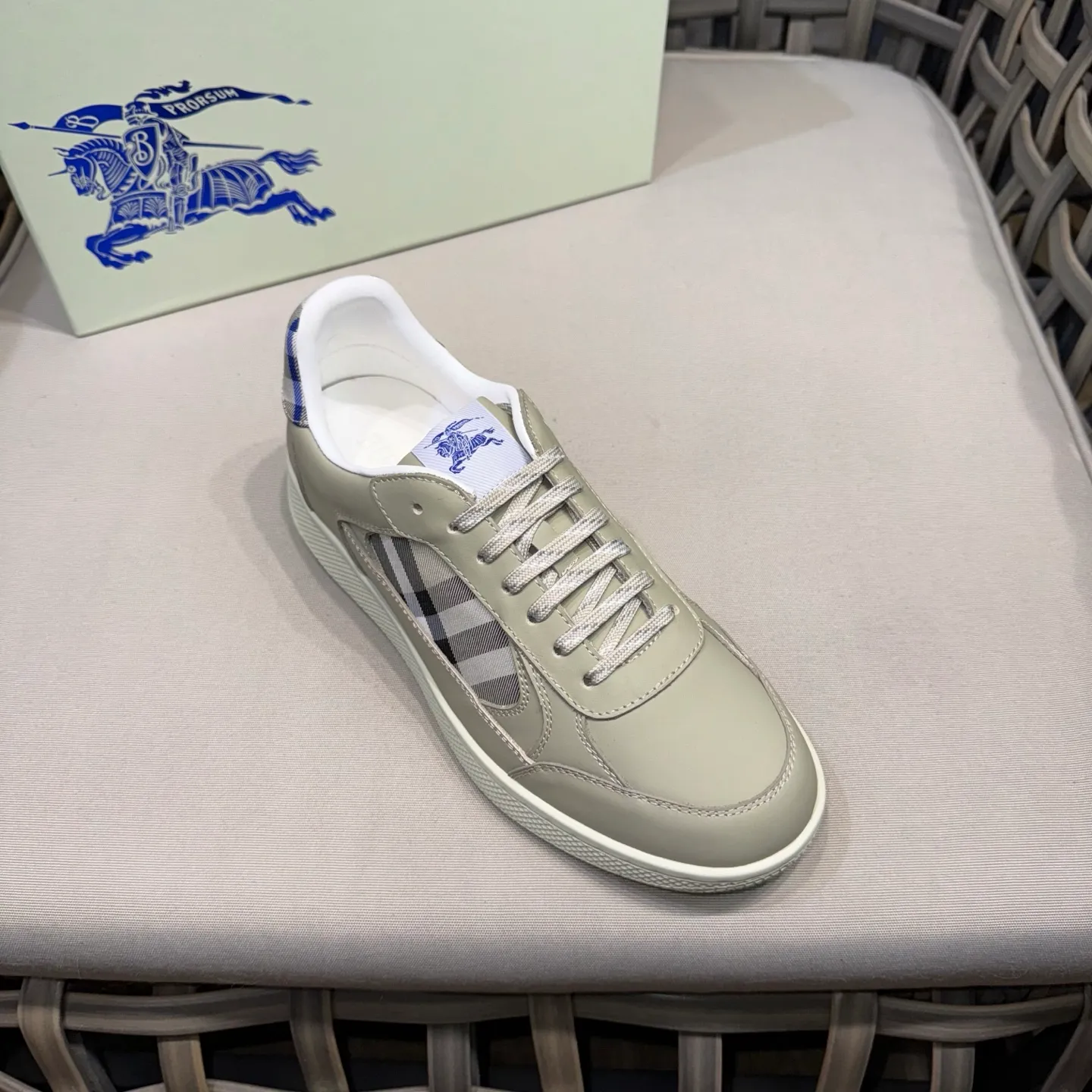 [Burberry] Top P: 680💰Size: 38-44 (45.46 custom-made) Burberry official website synchronized men's classic low-top sneakers | Made of original first-layer cowhide | Decorated with renewed brand logo | First-layer cowhide lining | Heel decorated with Burberry letter embossed logo | Original TPU outsole.